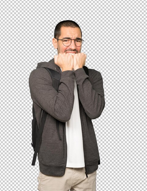 Estudiante enojado posando contra el fondo