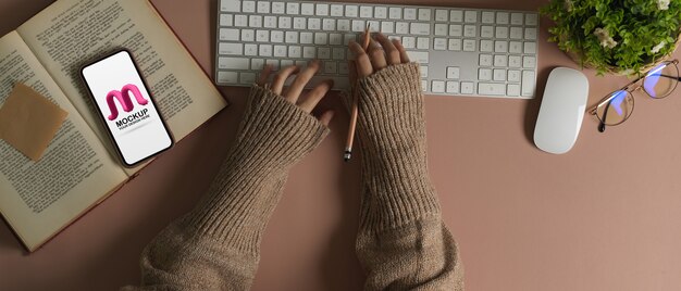 PSD estudiante escribiendo en el teclado de la computadora