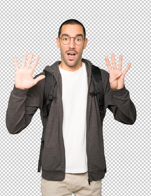 Estudiante feliz haciendo un gesto número nueve con las manos