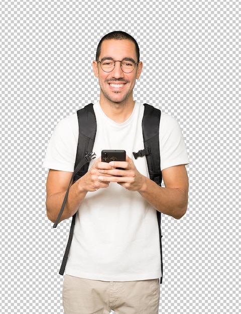 Estudiante feliz usando su teléfono móvil