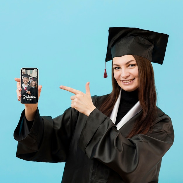 Estudiante positivo con teléfono móvil