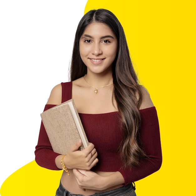 Estudiante sonriente con un libro en la mano