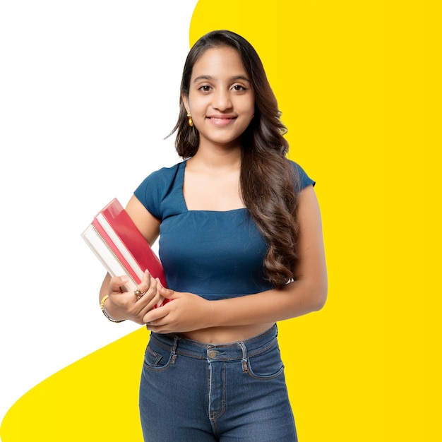 Estudiante sonriente con libros en la mano