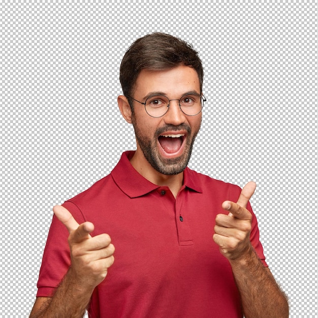 Êtes-vous prêt à concourir heureux barbu jeune mâle regarde positivement fait le choix et les points sélectionne quelqu'un qui se tient à l'avant porte un t-shirt lumineux décontracté isolé sur le mur blanc