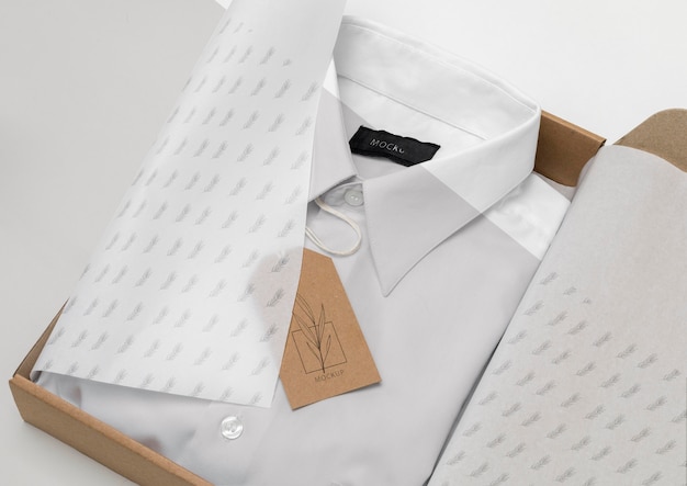 Etiqueta de preço ecológica em modelo de camisa formal