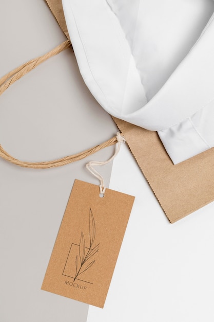 Etiqueta de precio ecológica y bolsa de papel con maqueta de camisa formal