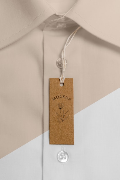 Etiqueta de precio ecológica en maqueta de camisa formal