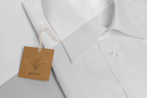 Etiqueta de precio ecológica en maqueta de camisa formal