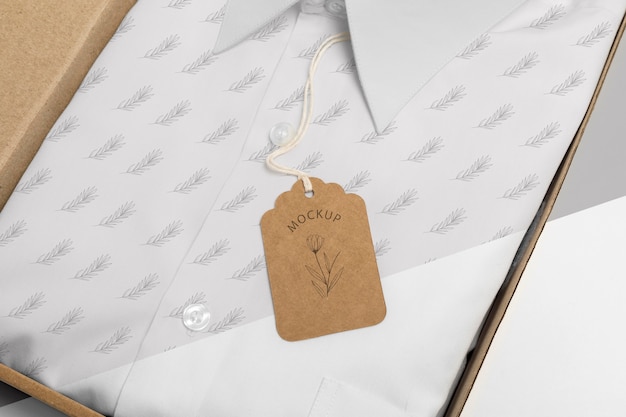 Etiqueta de precio ecológica en maqueta de camisa formal