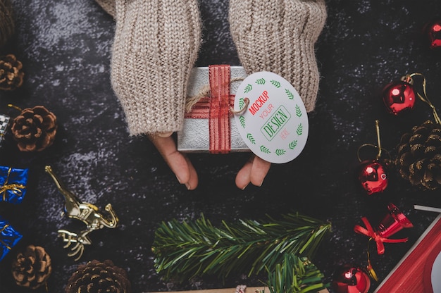 Etiqueta de regalo de Navidad en caja de regalo