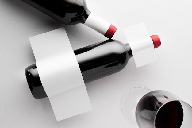 Étiquette de bouteille de vin et verre maquette à plat