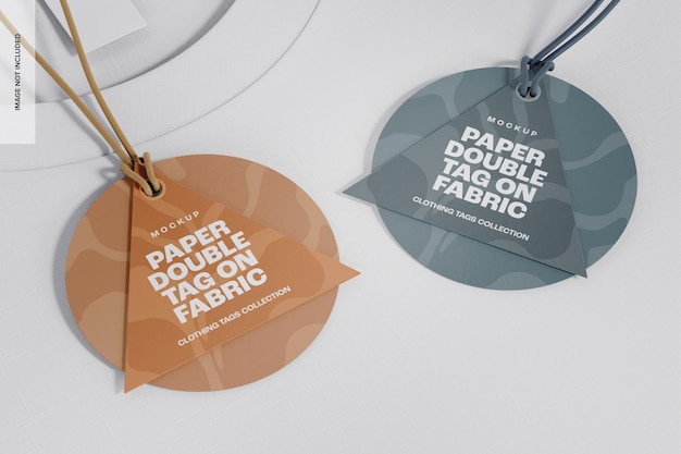 Étiquettes doubles en papier sur une maquette en tissu
