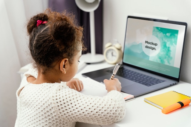 Étudiant Pendant Les Cours D'école En Ligne