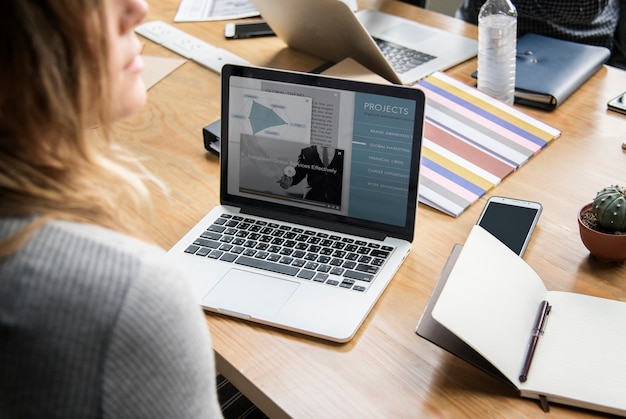 Executivos trabalhando com laptop