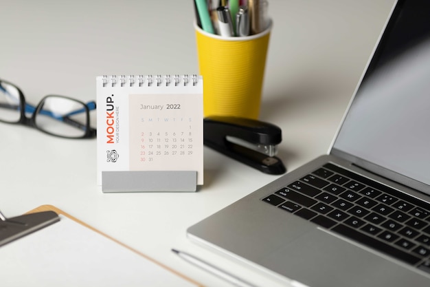 Exhibición de mesa con maqueta de calendario en la vida real