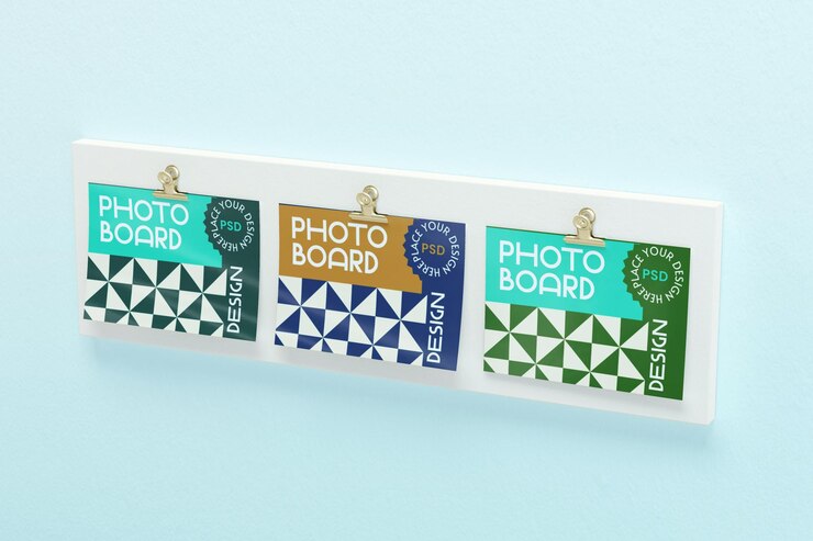 Exhibición de tablero de fotos renderizado en 3D con múltiples tarjetas y patrones geométricos