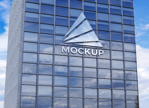 Fachada de edificio con maqueta de logo
