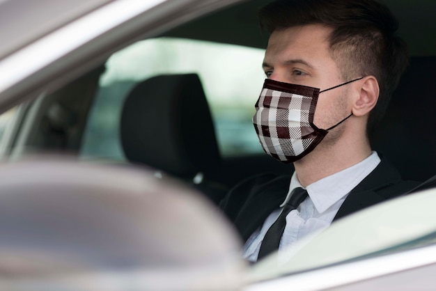 Fahrer mit stoffmaske im gesicht