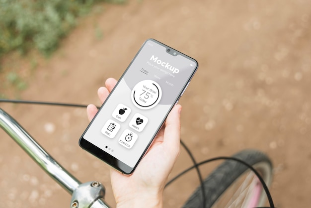 Fahrrad fahren und ein digitales Smartphone-Modell verwenden