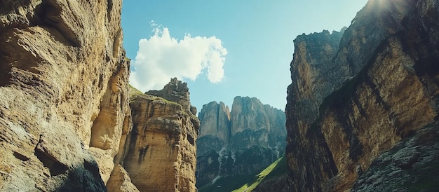 Les falaises majestueuses des montagnes
