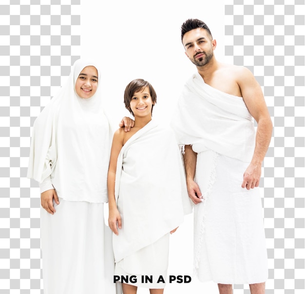 Família de muçulmanos em roupas brancas realizando a peregrinação do Hajj isolada em fundo transparente