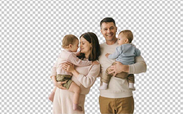 PSD família de quatro pessoas com um dos pais segurando uma criança pequena e o outro segurando um bebê isolado em transpare