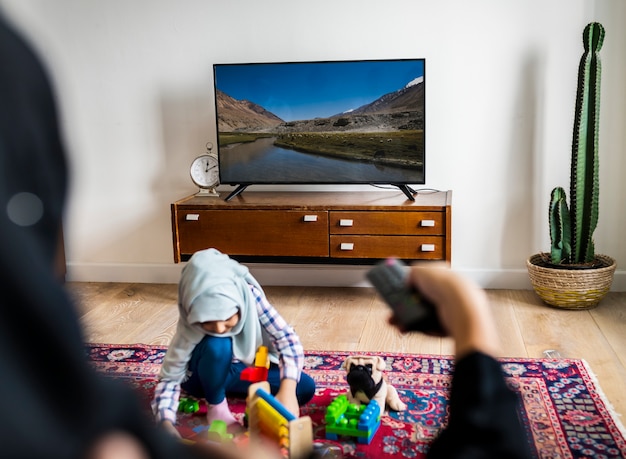 Família muçulmana relaxar e brincar em casa