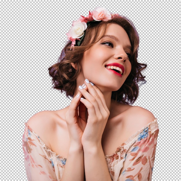 Fantástica garota morena em roupa de primavera posando com flores na cabeça sorrindo mulher sonhadora isolada