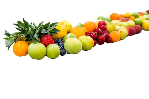 Farbige Obstkomposition auf weißem Hintergrund Frisch, organisch und gesund