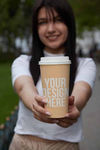 Farbige Papierkaffeetasse auf dem Tischmodell benutzerdefiniertes Design veränderbare Farbnahaufnahme