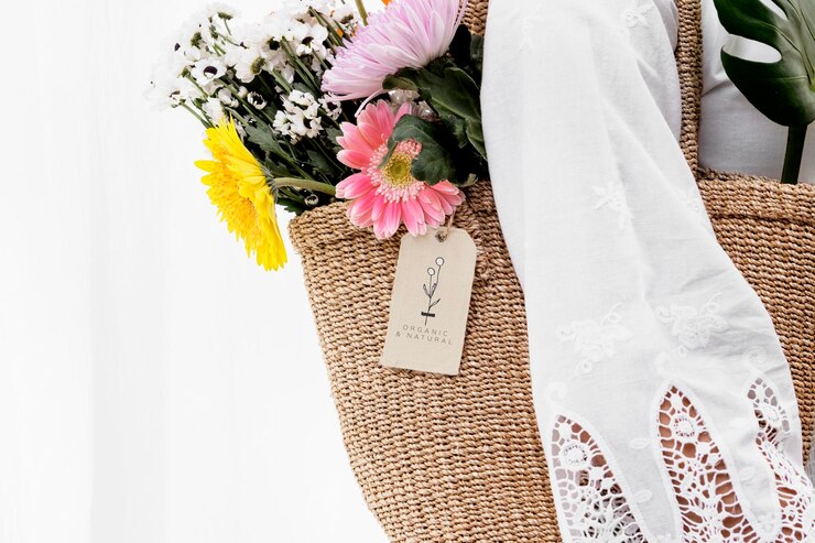 PSD farbige tropische blumen in einer gewebten tasche mit einem kartenmodell