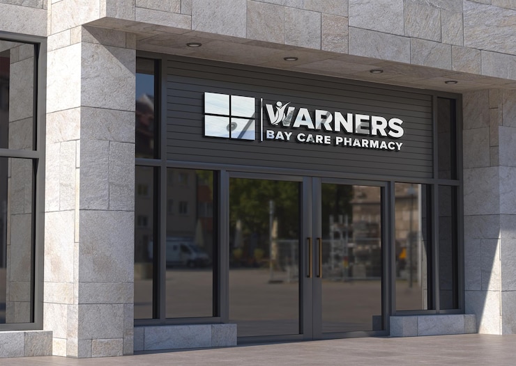 Farmacia Warners Bay Care - Vitrina moderna con puertas de vidrio y señalización