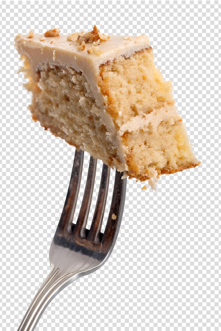 PSD fatia de bolo no garfo isolado em fundo transparente deliciosa sobremesa doce deleite comida closeup