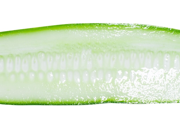 PSD fatias longitudinais em fatias finas de pepino verde fresco em um fundo em branco png