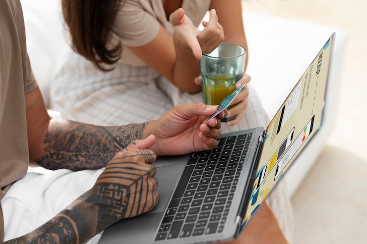PSD feche as pessoas fazendo compras on-line com laptop
