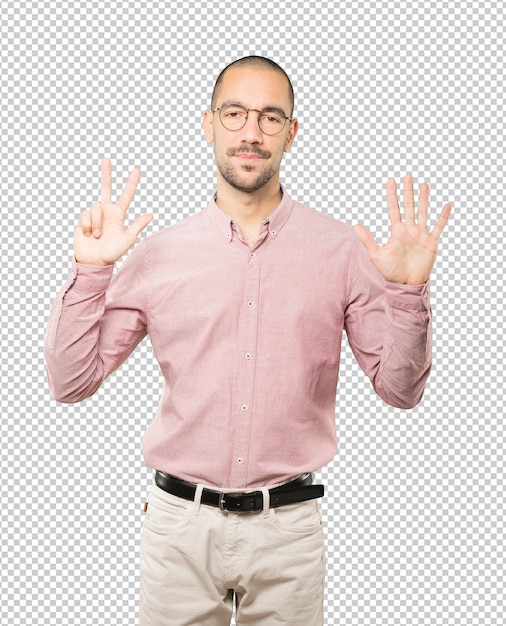 Felice giovane che fa un gesto numero otto con le mani