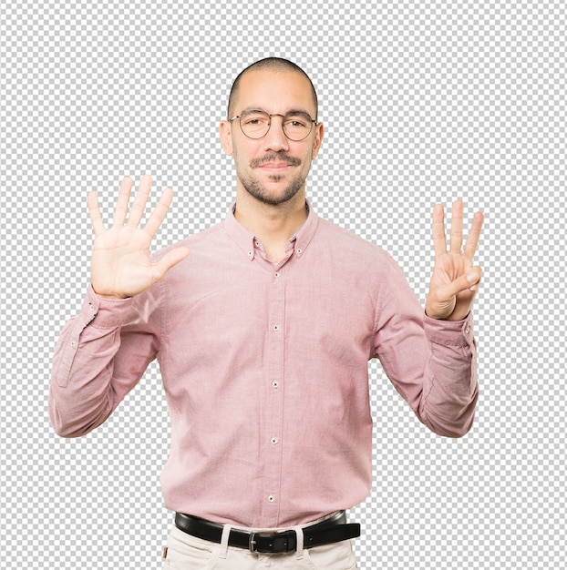 Felice giovane che fa un gesto numero otto con le mani