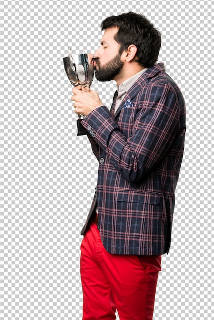 Felice uomo ben vestito che tiene un trofeo