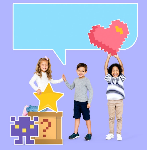 Felices niños diversos con iconos de juegos pixelados