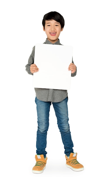 PSD felicidad niño sonriendo con cartel en blanco