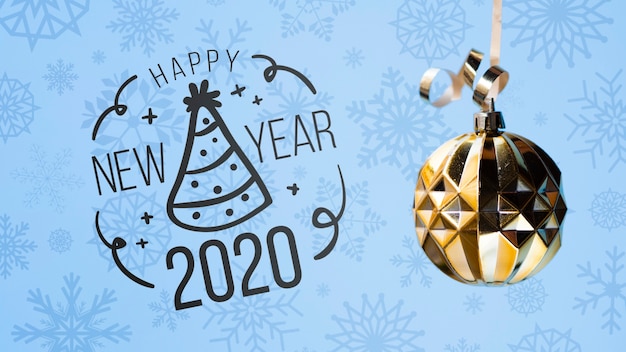 PSD feliz año nuevo 2020 con bola de navidad dorada sobre fondo azul