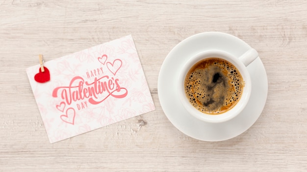 PSD feliz día de san valentín letras con taza de café