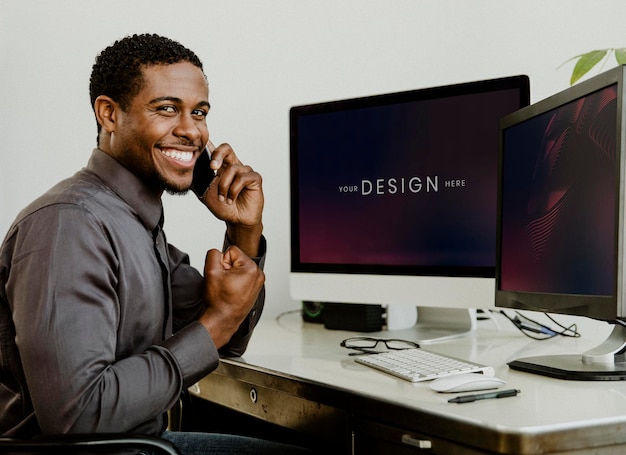 Feliz hombre de negocios negro hablando por teléfono