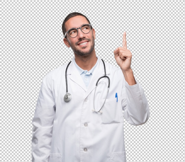 Feliz jovem médico apontando para cima