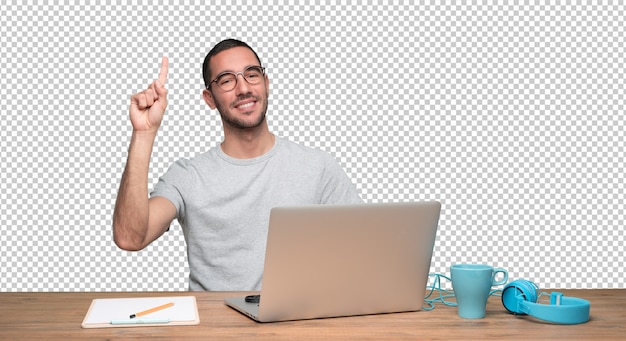 PSD feliz jovem sentado em sua mesa e fazendo um gesto de número um