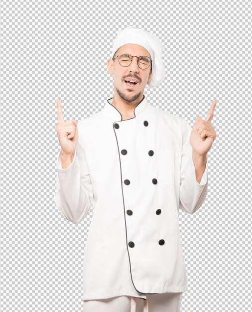 Feliz joven chef divirtiéndose