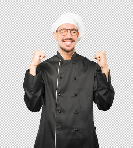 Feliz joven chef haciendo un gesto competitivo