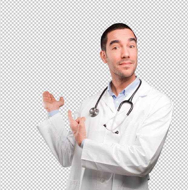 Feliz joven doctor bienvenida