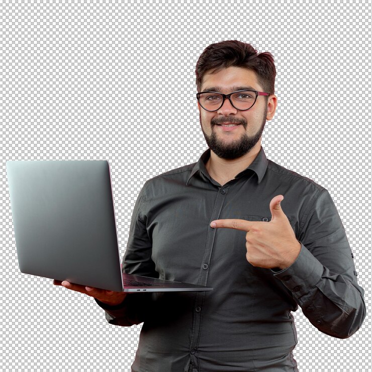 PSD feliz joven empresario con gafas sosteniendo y apunta a portátil aislado sobre fondo de color rosa