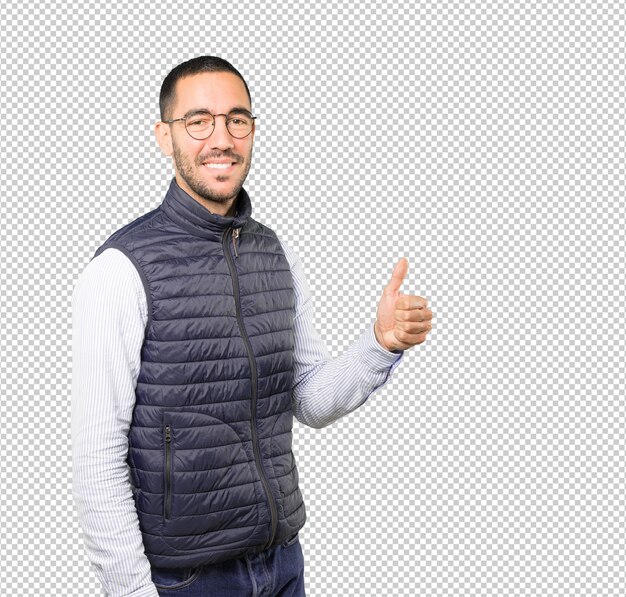 Feliz joven gesticulando que todo está bien